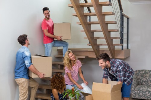 Mobile self storage container delivered in Castelnau for convenient home storage