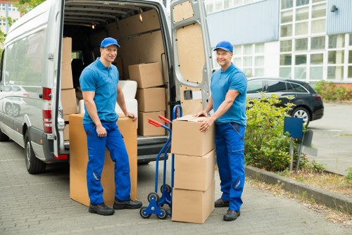 Flexible storage units for temporary belongings in Castelnau